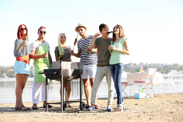 Riends avendo festa barbecue — Foto Stock