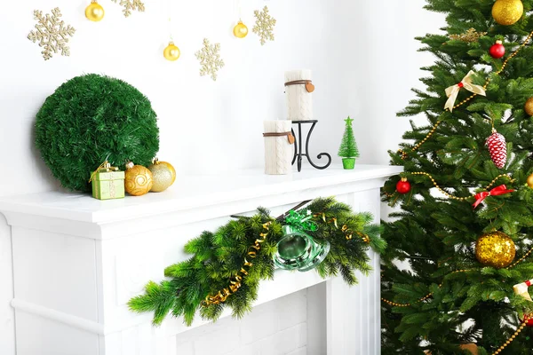 Árbol de Navidad cerca de chimenea —  Fotos de Stock