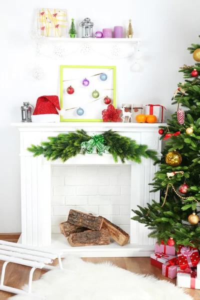Weihnachtsbaum neben Kamin — Stockfoto