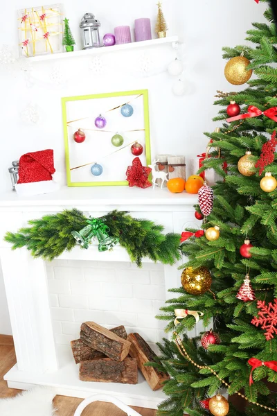 Árvore de Natal perto da lareira — Fotografia de Stock