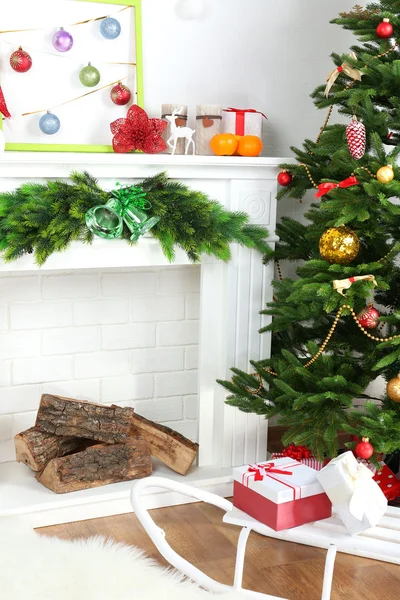 Árbol de Navidad cerca de chimenea — Foto de Stock
