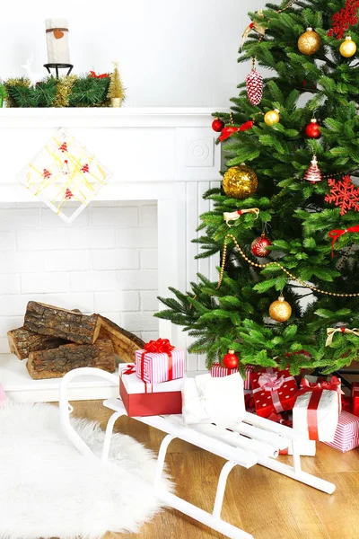 Árbol de Navidad cerca de chimenea — Foto de Stock