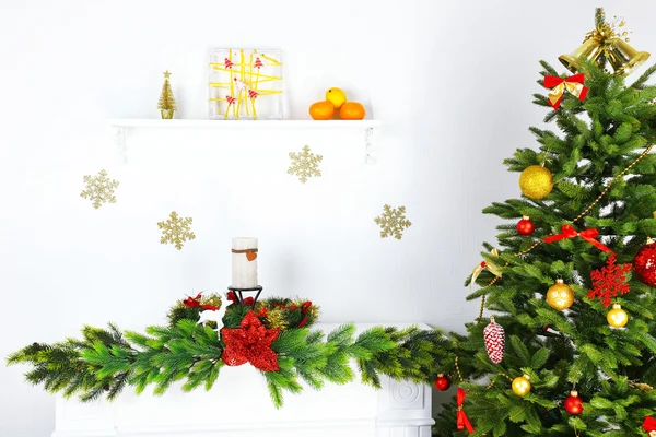 Cheminée avec de belles décorations de Noël dans la chambre — Photo