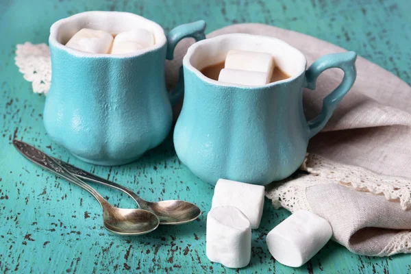 Tassen Kaffee mit Marshmallow — Stockfoto