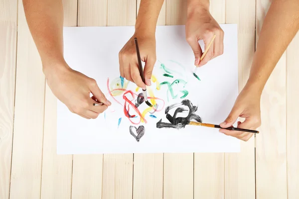 Duas meninas pintura com pincel e tintas coloridas — Fotografia de Stock