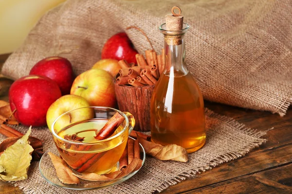 Appel cider met kaneelstokjes — Stockfoto