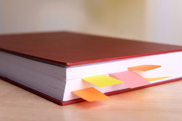 Livro com marcadores na mesa — Fotografia de Stock