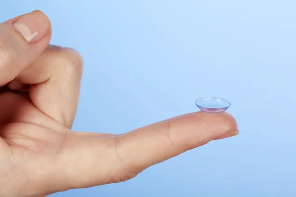 Contact lens op vinger — Stockfoto