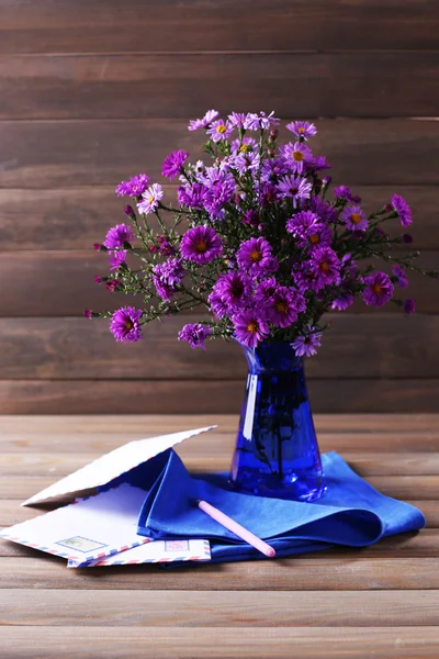 Hermosas flores en jarrón —  Fotos de Stock