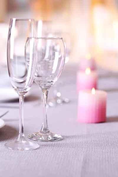 Ajuste de mesa en el restaurante —  Fotos de Stock