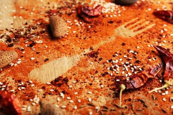 Kryddor på bordet med gaffel — Stockfoto