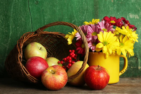 Krásné chryzantémy s jablky — Stock fotografie