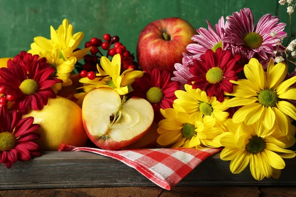 Состав с хризантемой и фруктами — стоковое фото