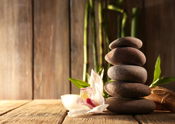 Piedras de spa y orquídea blanca —  Fotos de Stock