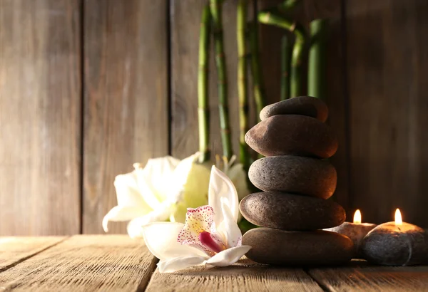 Pedras de spa e orquídea branca — Fotografia de Stock