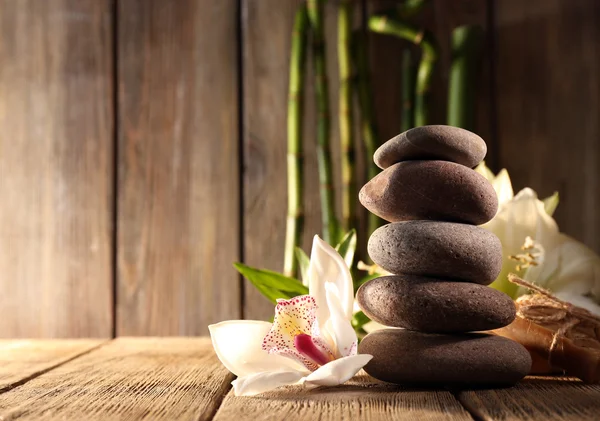 Piedras de spa y orquídea blanca —  Fotos de Stock