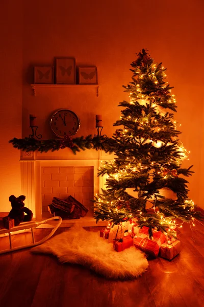 Árbol de Navidad cerca de chimenea —  Fotos de Stock