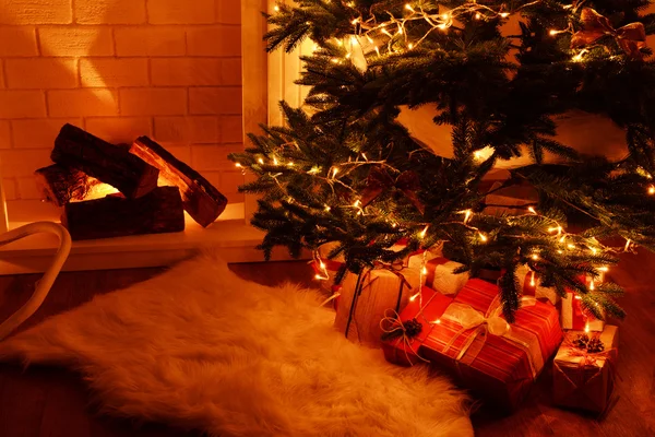Noel ağacının yanında şömine — Stok fotoğraf