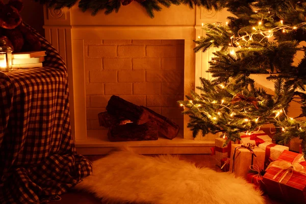 Kerstboom in de buurt van open haard — Stockfoto