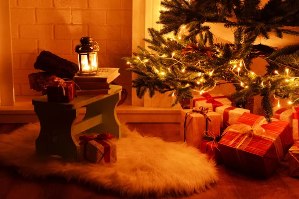 Weihnachtsbaum neben Kamin — Stockfoto