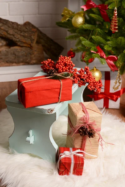 Weihnachtskomposition am Kamin — Stockfoto