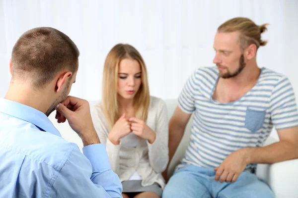 Unhappy couple not talking on couch at therapy session — Stock Photo, Image