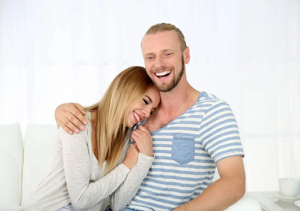 Joven pareja feliz después de la sesión de terapia con el psicólogo familiar —  Fotos de Stock