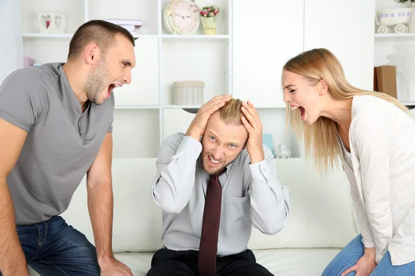 Pareja joven con problema en recepción para psicólogo familiar — Foto de Stock