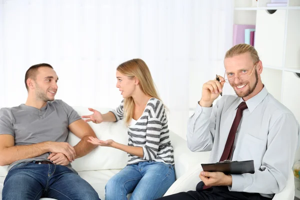 Jeune couple heureux après la séance de thérapie avec psychologue de la famille — Photo