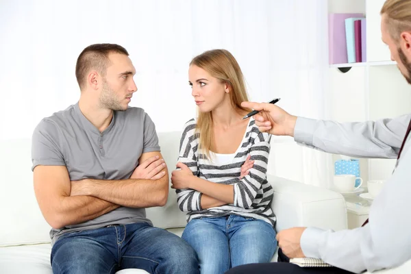 Jeune couple avec problème à l'accueil pour psychologue familiale — Photo