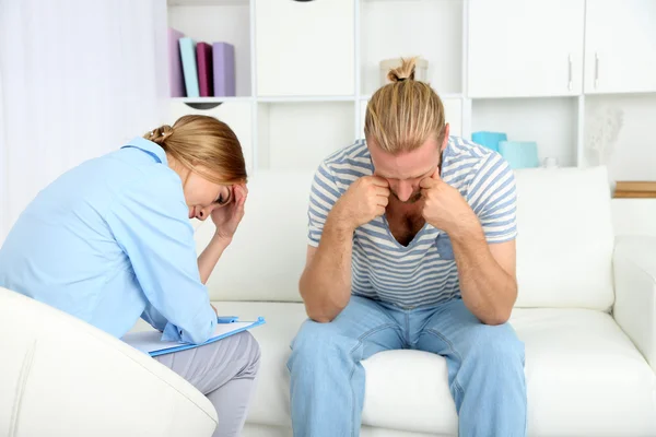 Jonge man bij de receptie op psycholoog — Stockfoto