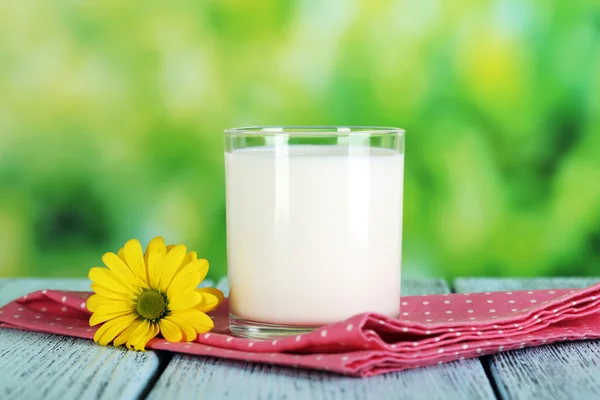 Milch im Glas auf Serviette — Stockfoto