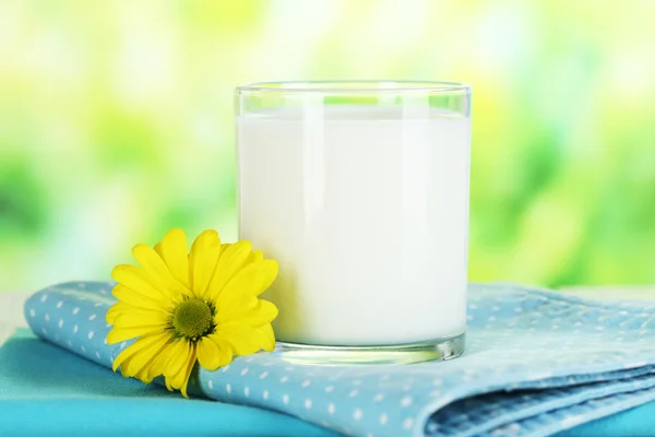 Latte in vetro su tovagliolo — Foto Stock