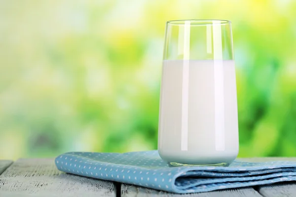 Milch im Glas auf Serviette — Stockfoto