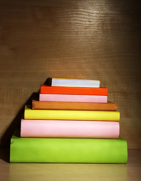 Libri su scaffale di legno — Foto Stock