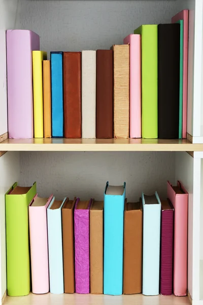 Książki na drewnianej półce — Zdjęcie stockowe