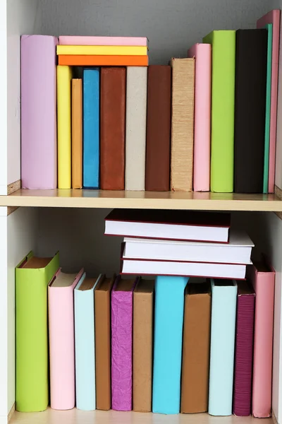 Livres sur étagère en bois — Photo