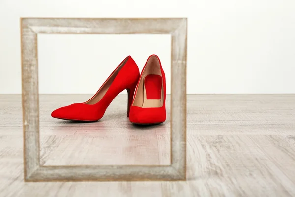 Scarpe da donna rosse con telaio sul pavimento — Foto Stock