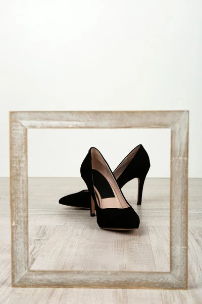 Buty czarne kobiety z ramą na podłodze — Zdjęcie stockowe
