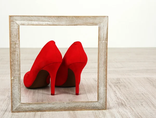 Red women shoes with frame on floor — Stock Photo, Image