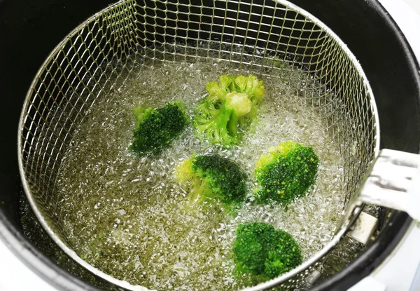 Brokoli di penggorengan dalam — Stok Foto