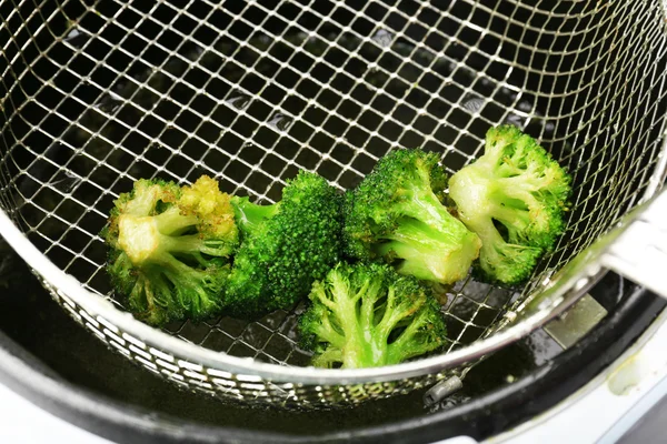 Brócolos em fritadeira — Fotografia de Stock
