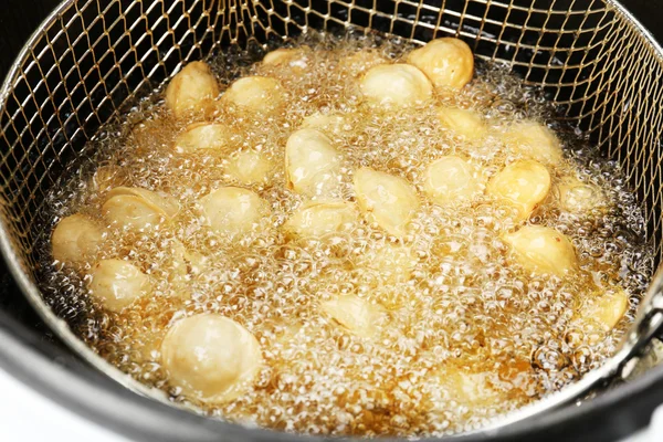 Dumplings in deep fryer — Stock Photo, Image