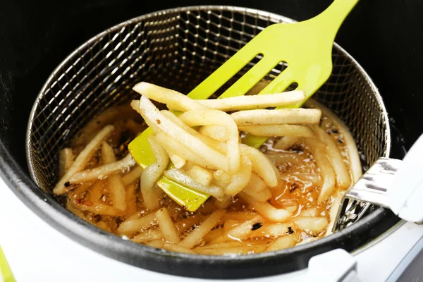 Papas fritas en freidora — Foto de Stock