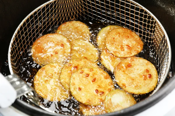 Zucchini in deep fryer — Stock Photo, Image