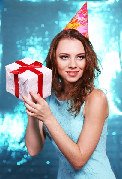 Retrato de hermosa joven sobre fondo azul brillante — Foto de Stock