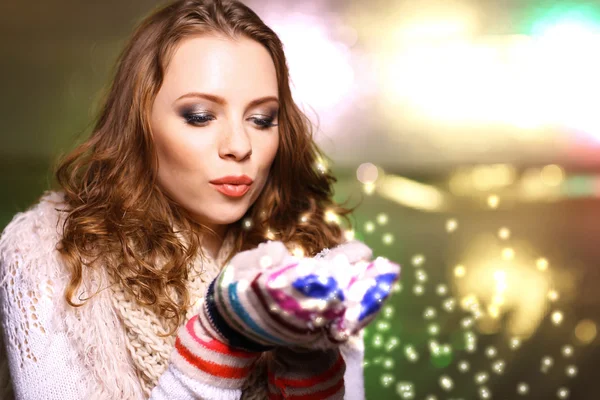 Retrato de mujer en bufanda y guantes sobre fondo brillante —  Fotos de Stock