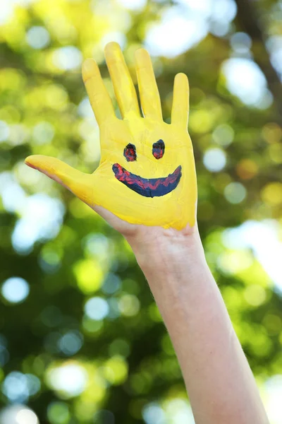 Sourire main colorée sur fond naturel — Photo