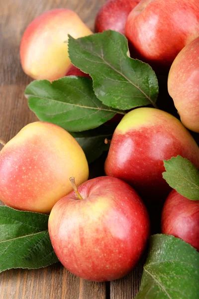 Zralé červené jablka na dřevěném pozadí — Stock fotografie