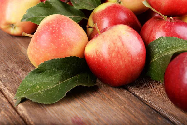 木制背景的成熟红苹果 — 图库照片